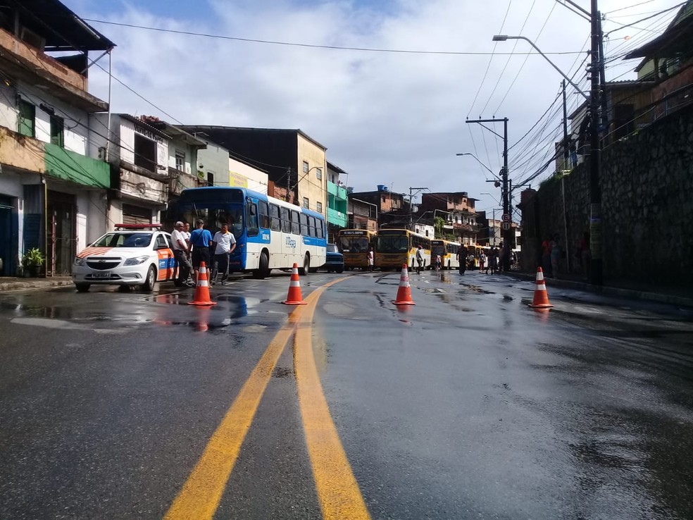 Por conta da queda, por volta das 10h15, todas as vias da avenida estavam bloqueadas, tanto sentido centro da cidade, quanto para que pretende seguir para o bairro do Largo do Tanque.  — Foto: Cid Vaz / TV Bahia