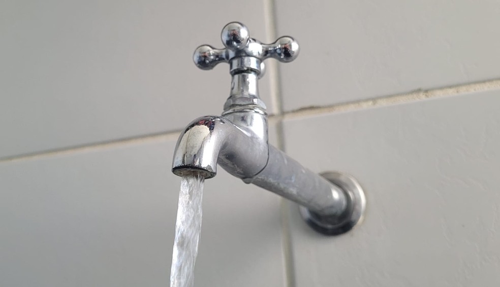 Imagem de arquivo mostra torneira com água — Foto: Igor Jácome/g1