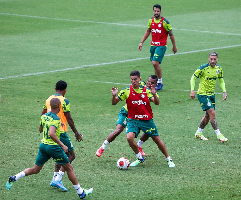 Disputa dos jogadores durante o treino desta sexta-feira — Foto: Cesar Greco\Palmeiras