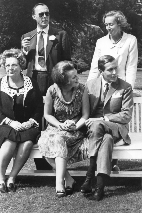 BAARN, NETHERLANDS - JUNE 29: Family photo in the park of Soestdijk Palace after the official announcement of the engagement of Princess Beatrix and Claus Von Amsberg with Queen Juliana, Prince Bernhard and a sister of Claus Von Amsberg on June 29, 1965 i (Foto: Gamma-Keystone via Getty Images)