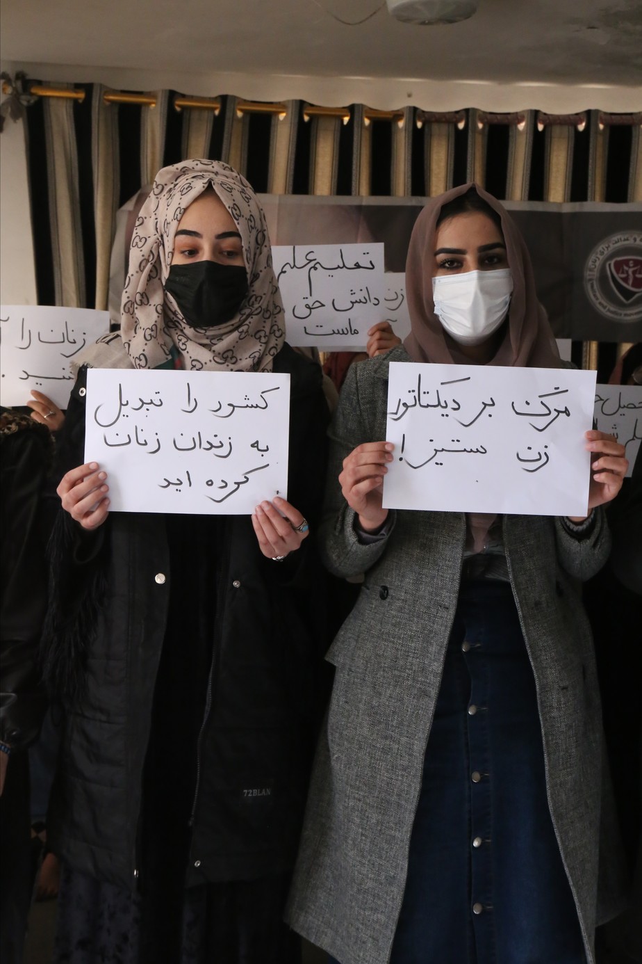 Estudantes afegãs realizam manifestação contra banimento de universidades por Talibã em Cabul, em 21 de dezembro de 2022