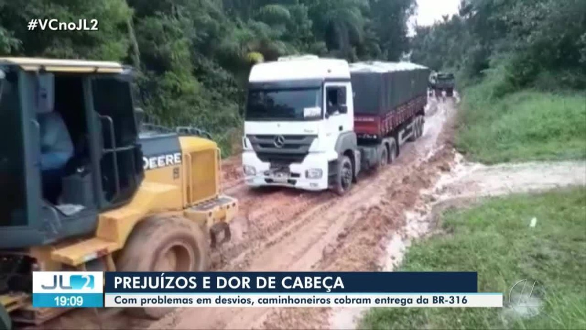 Caminhoneiros enfrentam dificuldades para passar pelos desvios da BR-316, na região nordeste do Pará