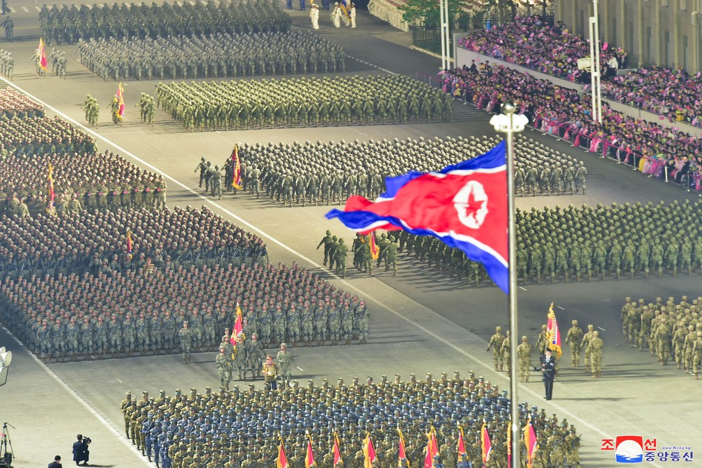 Desfile militar em Pyongyang na noite desta segunda (25) &mdash; Foto:  KCNA via Reuters