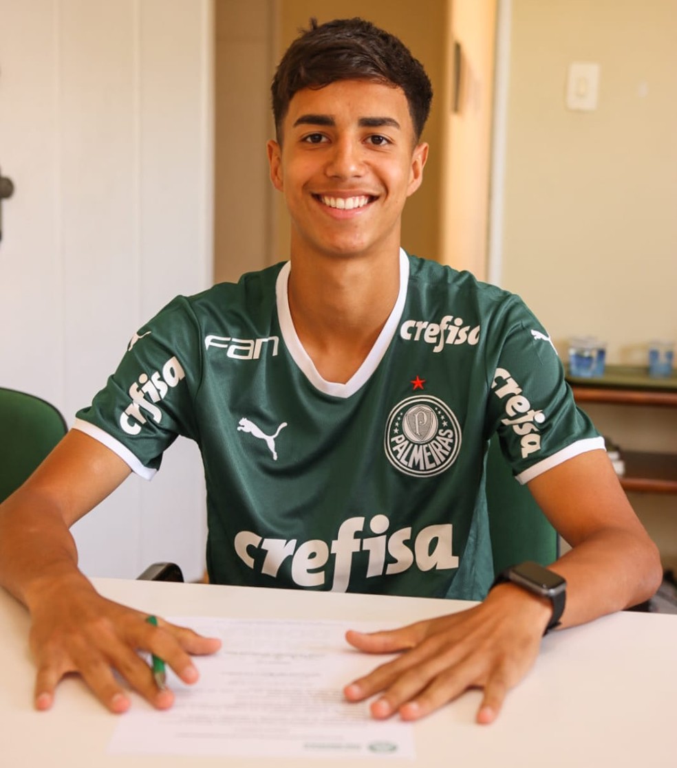 Palmeiras registra primeiro contrato profissional de Vitor Reis, zagueiro do sub-17