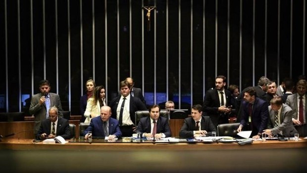 O presidente da Câmara, Rodrigo Maia, aparece em destaque em foto de julho, quando votação sobre reforma foi iniciada; na volta do recesso, o projeto passa por mais uma etapa (Foto: EVARISTO SA / AFP VIA BBC )