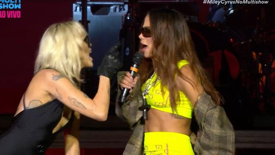 Miley Cyrus canta 'Boys Don't Cry' com Anitta e leva público ao delírio no Lollapalooza