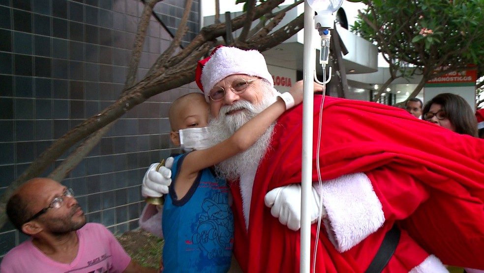 Crianças ficaram emocionadas com visita do Papai Noel em hospital — Foto: Reprodução/TV Clube