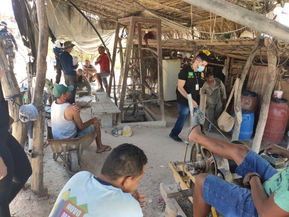 Trabalhadores resgatados em situação análoga à escravidão no norte da Bahia — Foto: Sinait Bahia/Divulgação