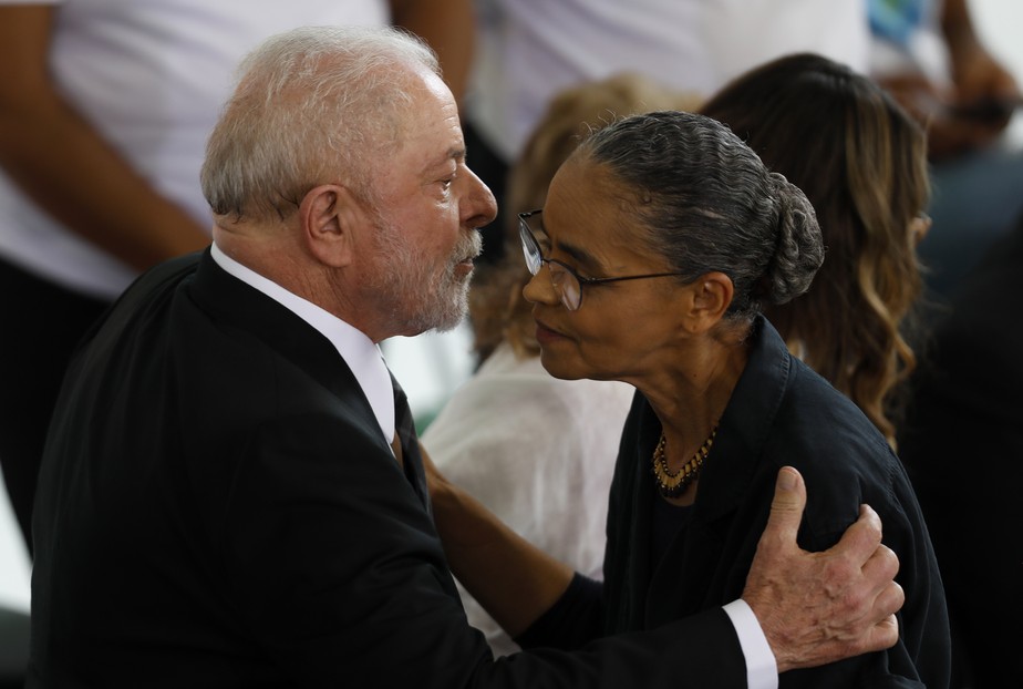 O presidente Luiz Inácio Lula da Silva cumprimenta a ministra do Meio Ambiente, Marina Silva, em cerimônia em Brasília