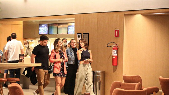 Isis Valverde e Jessika Alves curtem cinema com amigos em shopping