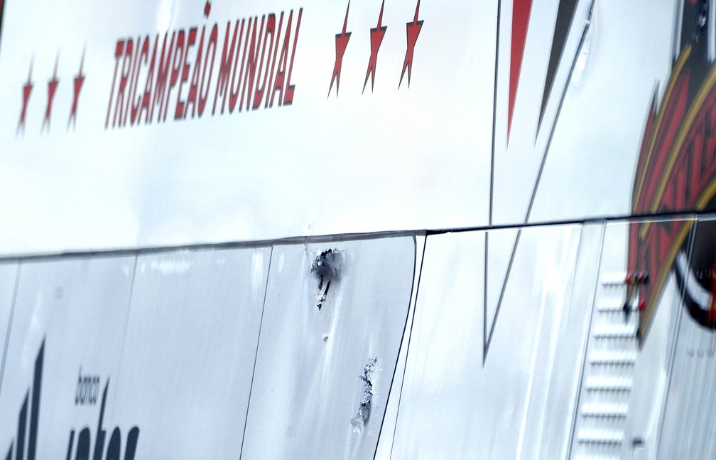 Marcas do ataque ao ônibus tricolor — Foto: Marcos Ribolli