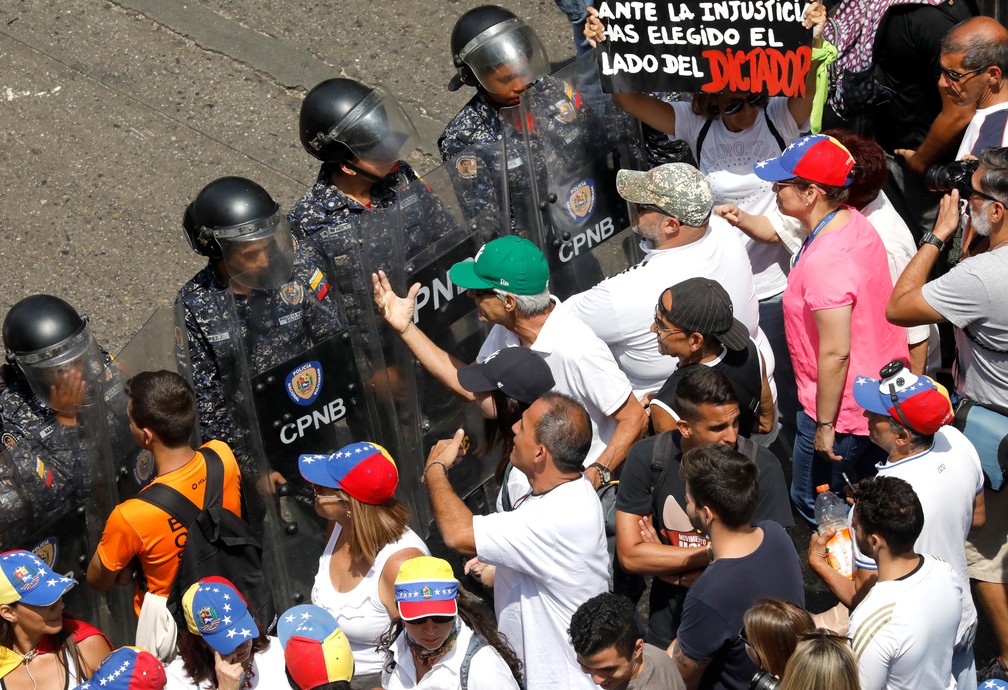 Policiais impedem avanço de manifestação contra Maduro em Caracas, na Venezuela — Foto: Carlos Jasso/Reuters