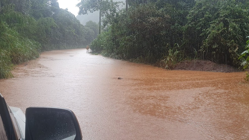 Estrada entre São Joaquim de Bicas e Brumadinho virou um 'rio' — Foto: Carlos Eduardo Alvim / TV Globo