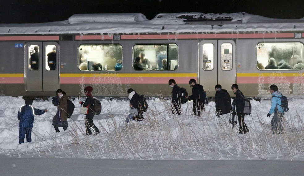 Centenas de pessoas ficam presas por 15h em trem na cidade de Sanjo, na província de Niigata, no Japão (Foto: Suo Takekuma/Kyodo News vía AP)