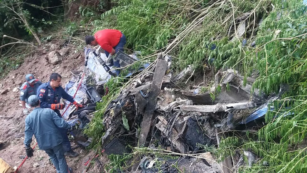 Caminhão ficou completamente destruído em queda na BR-470 (Foto: PRF/Divulgação)