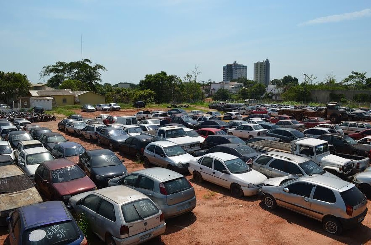Mais de 100 carros com restrição de roubo e furto aguardam resgate em