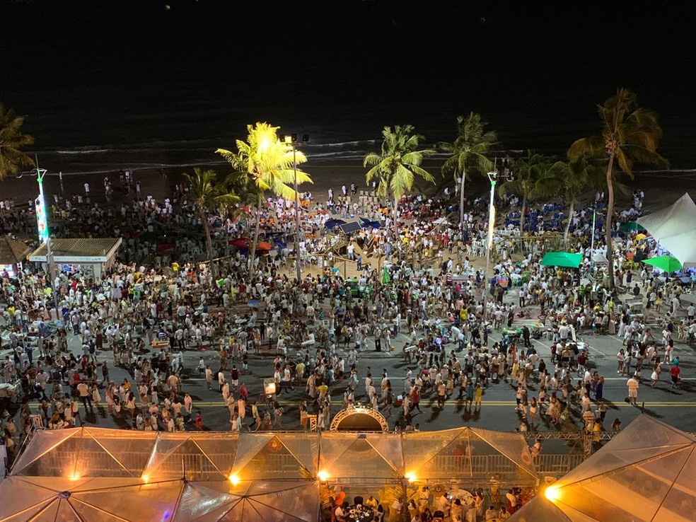 Pessoas foram à orla de Maceió para celebrar a chegada de 2020 — Foto: Ragi Torres/TV Gazeta