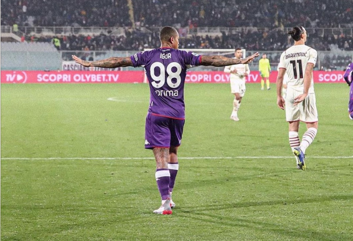 Brasileiro da Fiorentina comemora vitória sobre o Milan e duelo com Ibra 