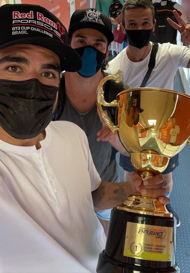 Caio Castro volta com troféu para a casa (Foto: Reprodução/Instagram)