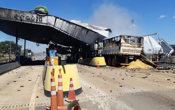 Acidente com duas carretas destrói praça de pedágio e interdita a BR-050, Campo Alegre de Goiás — Foto: Divulgação/PRF