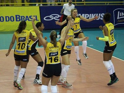 Praia Clube lidera a Superliga Feminina de vôlei com cinco vitórias (Foto: Divulgação/CBV)