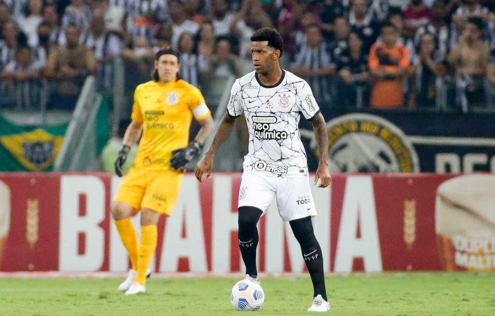 Gil completa 200 jogos de Brasileirão pelo Corinthians e comemora marca: 