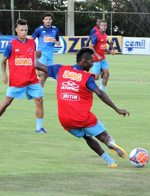 Cruzeirenses fazem primeiro treino com bola da temporada na Toca II