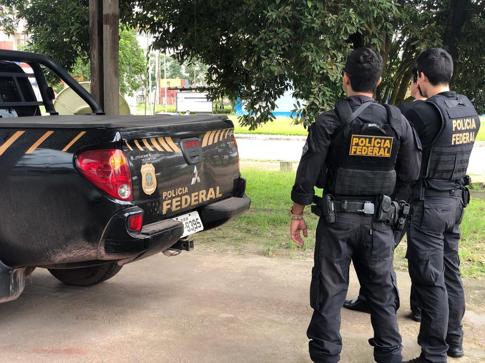 Quatro policiais federais cumprem, na região metropolitana de Belém, mandado de busca e apreensão. — Foto: Reprodução/PF