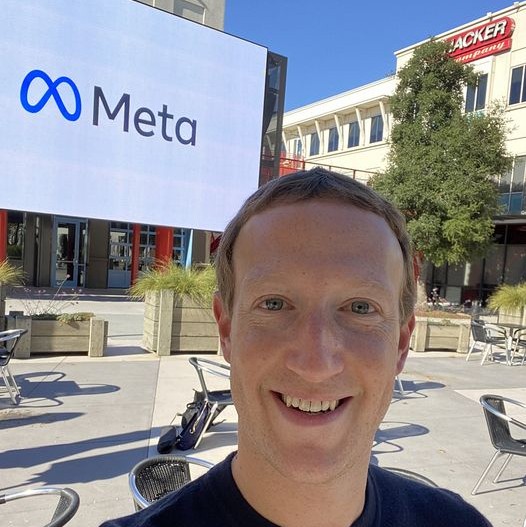 Mark Zuckerberg celebra mudança do nome da companhia posando na frente de um outdoor na Califórnia (Foto: Reprodução / Facebook)