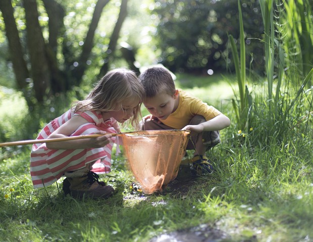 Crianças brincando na floresta (Foto: Getty Images)