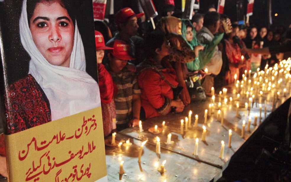 A jovem Malala Yousufzai foi ferida a tiros pelo Talibã após criticar a milícia e promover a educação para meninas; desde então, ela se tornou a principal voz pelo direito à educação das meninas, e é a pessoa mais jovem a receber o Prêmio Nobel da Paz (Foto: Mohsin Raza/Reuters)