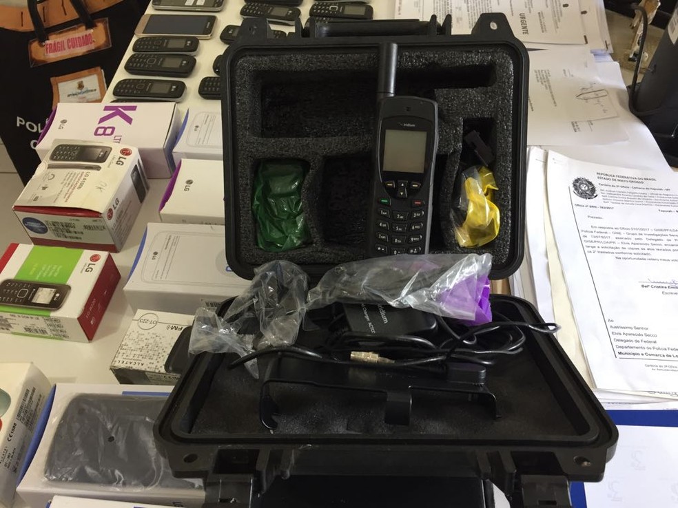 Um telefone via satélite também foi apreendido durante a Operação Spectrum (Foto: Divulgação/Polícia Federal)