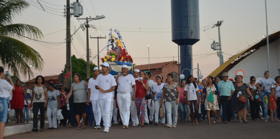 Após o cortejo por água, os devotos seguiram por terra até a Igreja de São Pedro.  (Foto: Pedro Bentes/G1)