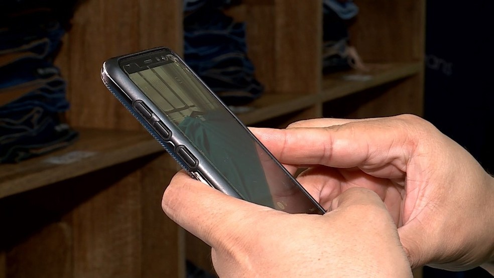 O celular é o aparelho número um para acessar a internet no Brasil.  — Foto: Reprodução/TV Integração