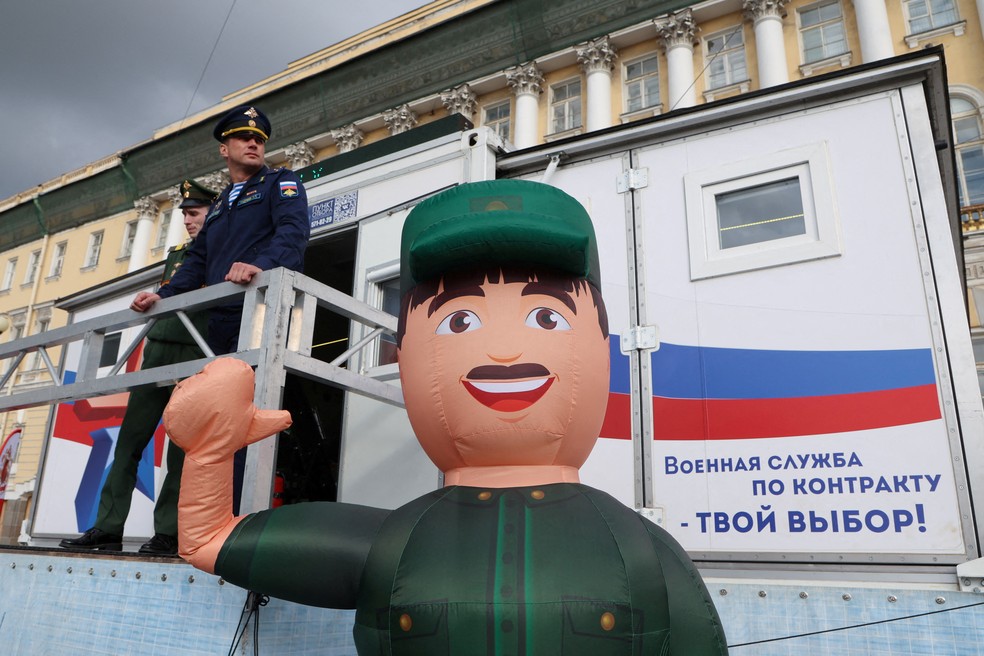 Centro de Recrutamento Móvel do Exército Russo no centro de São Petersburgo, no último sábado — Foto: ANTON VAGANOV/REUTERS