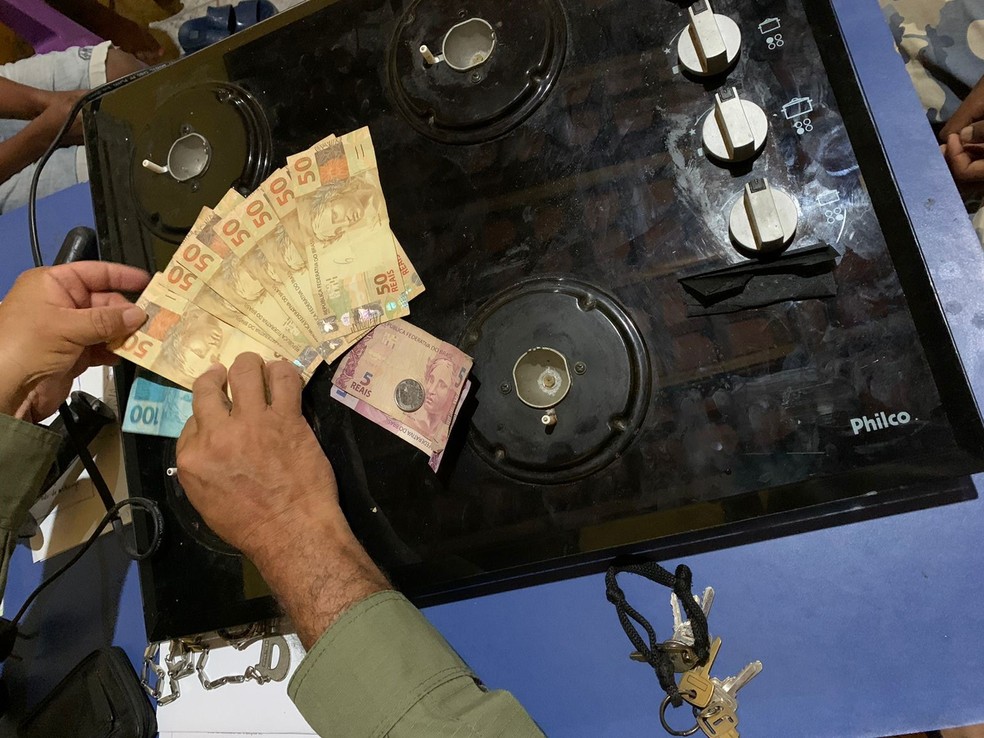 Dinheiro recuperado pela polícia de São Miguel do Tapuio, no Piau,í após furto  — Foto: Reprodução/ PMPI