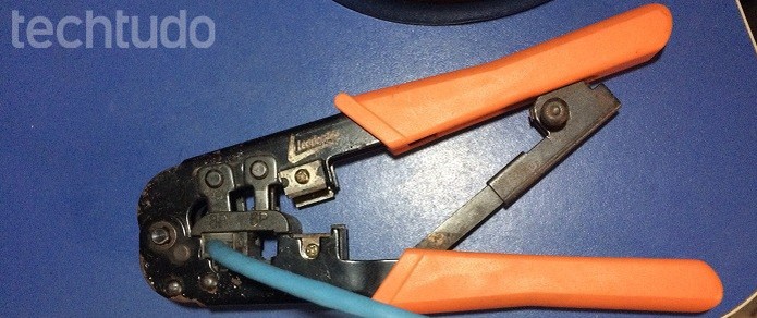 Encaixando o conector e crimpando o cabo (Foto: Edivaldo Brito/TechTudo)
