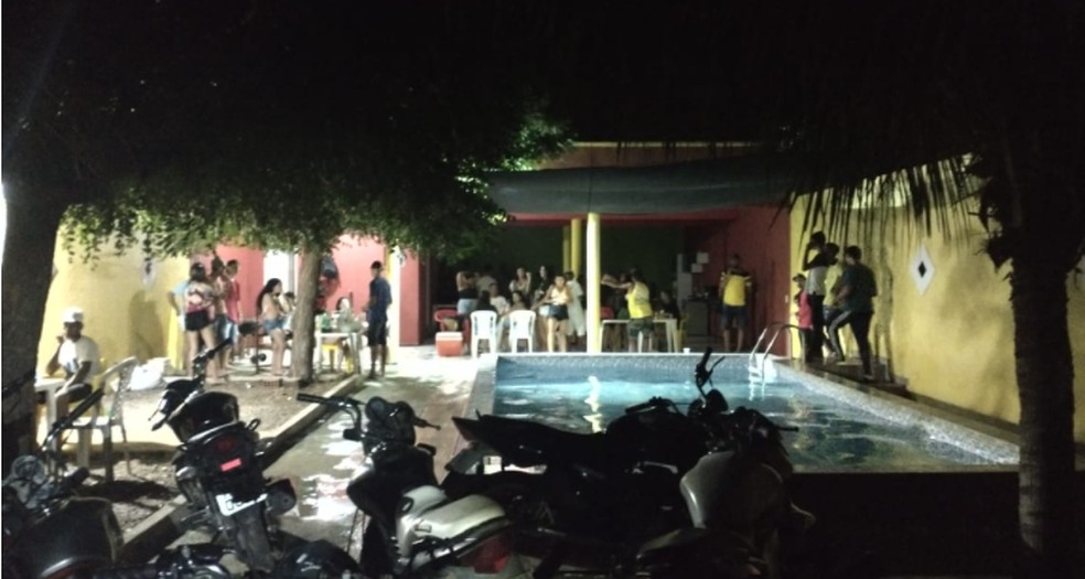 Três pessoas foram conduzidas à delegacia por organizar festa em chácara no interior do Ceará. — Foto: Divulgação/PM