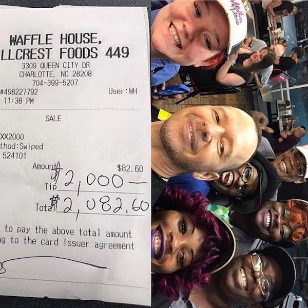 Donnie Wahlberg com a conta do restaurante já com o valor da gorjeta incluso e os funcionários que o atenderam (Foto: Facebook)