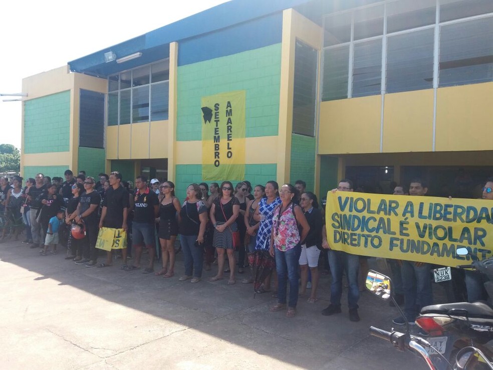 Servidores fizeram caminhada pelo município de Caracaraí durante paralisação (Foto: Alcir Arruda/Arquivo pessoal)
