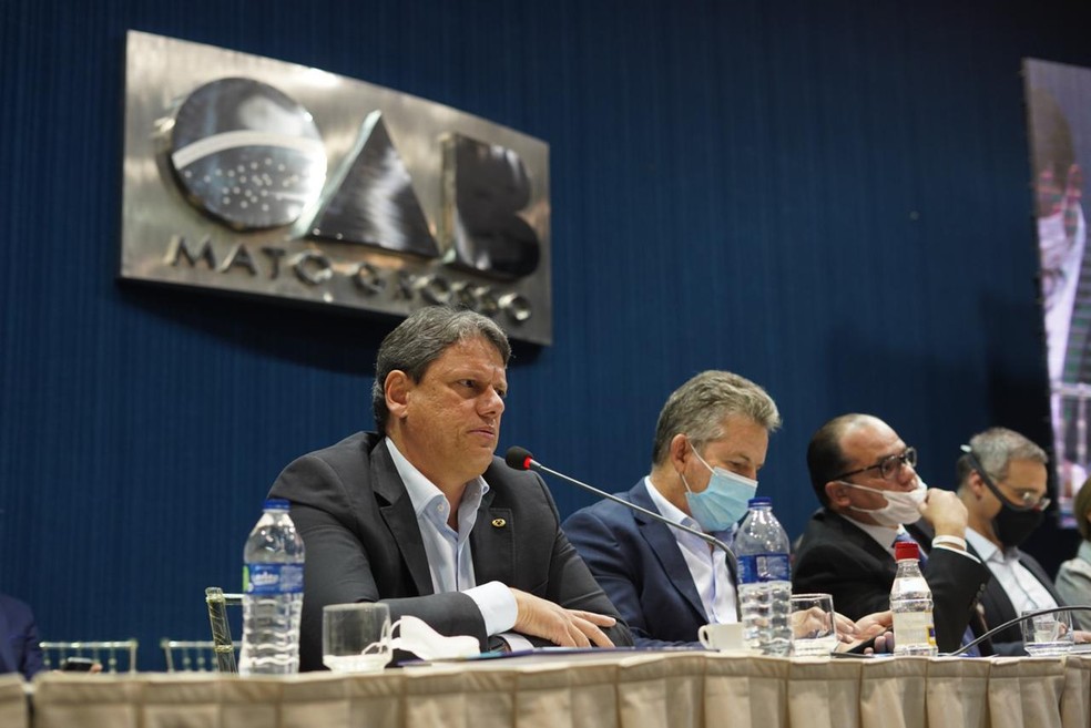 Ministro da Infraestrutura, Tarcísio Gomes, ao lado do governador Mauro Mendes em MT — Foto: George Dias