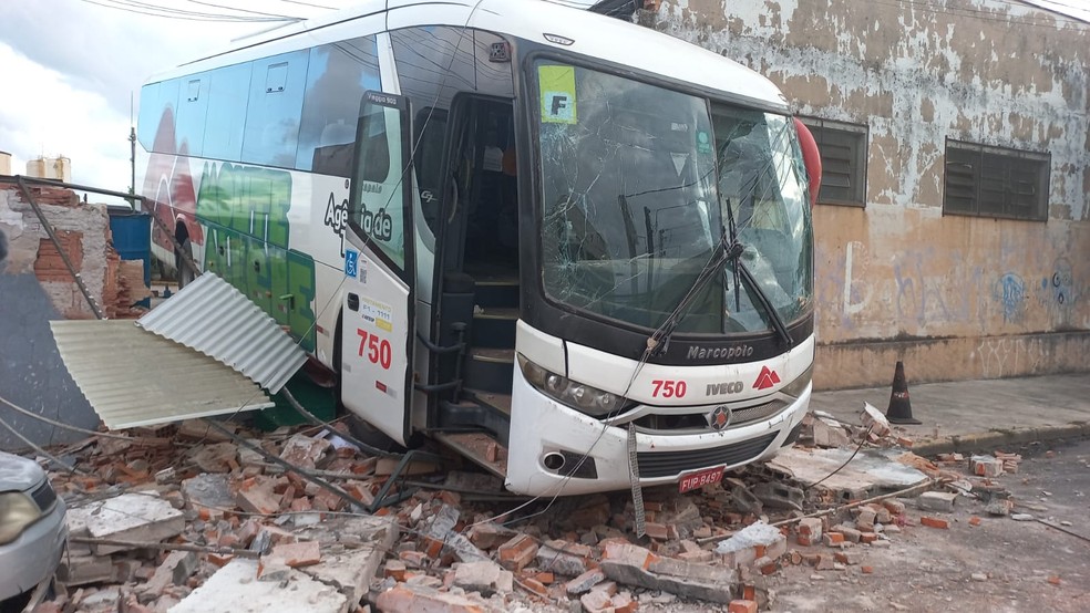 Ônibus destruiu muro da garagem da empresa à qual pertence — Foto: Marcos Pinguim/ EPTV