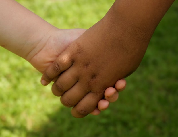 preconeito_amizade_negro_branco_mãos_criança_discriminação (Foto: thinkstock)