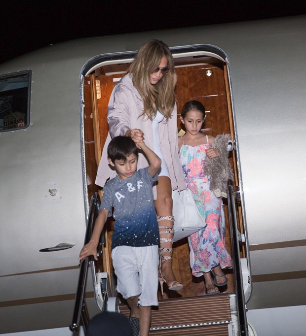 Jennifer Lopez com os filhos (Foto: The Grosby Group)