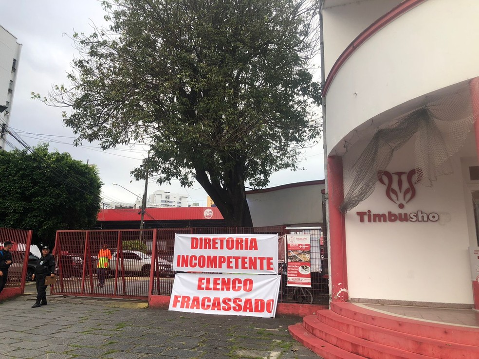Torcida do Náutico protesta contra time e diretoria antes de jogo contra Ituano — Foto: Marlon Costa/Pernambuco Press