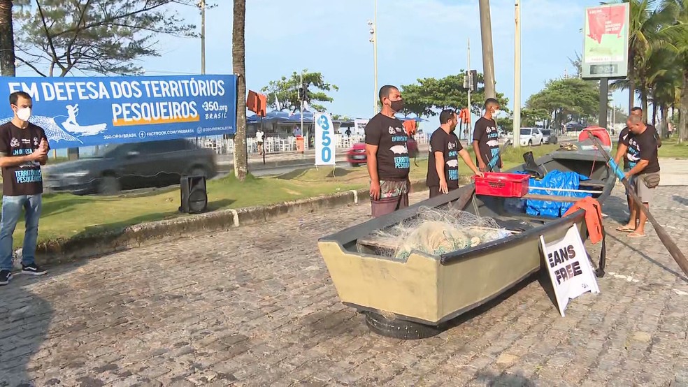 Ambientalistas fazem uma manifestação na porta do hotel onde a ANP fará leilão de blocos para exploração de petróleo — Foto: Reprodução/TV Globo