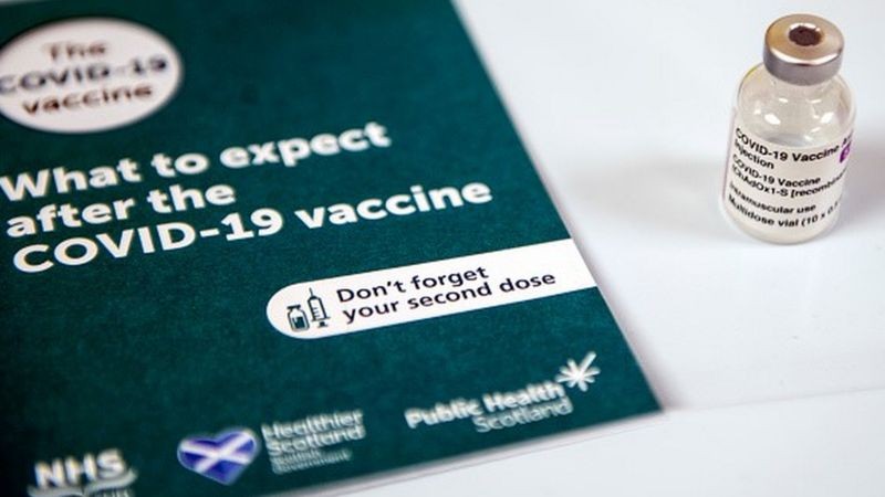 BBC Em vários países europeus, indivíduos que são vacinados recebem cartilha com mais informações sobre o que esperar após tomar as doses e quais são as orientações dali para a frente (Foto: Getty Images via BBC)
