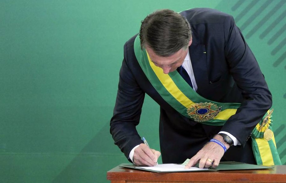 Jair Bolsonaro usa caneta Compactor Economic e relógio Aqua no dia da posse, em 2019