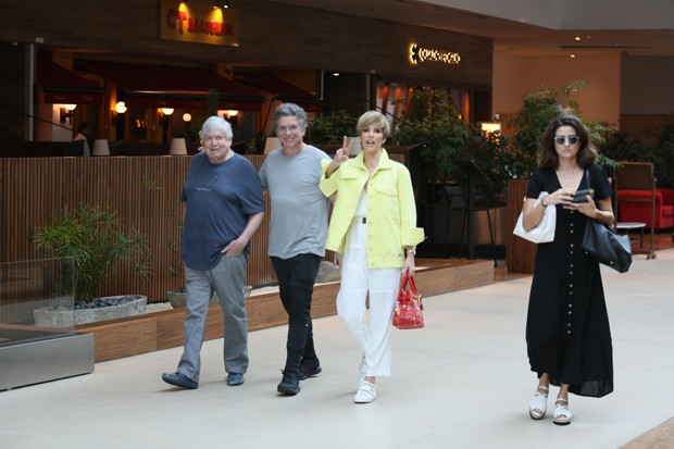 Ana Furtado, Boninho e Boni passeiam em famoso shoppinc carioca (Foto: AgNews)