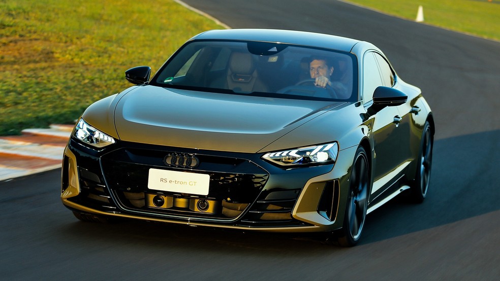 Os faróis de LEDs matriciais têm facho alto auxiliar a laser — Foto: Divulgação